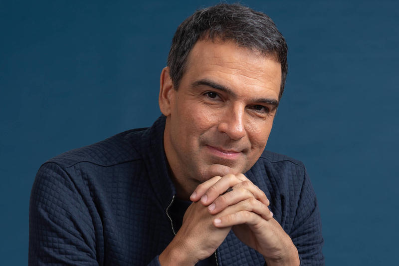 Apresentador do BBB, Tadeu Schmidt repagina visual e faz implante capilar; veja