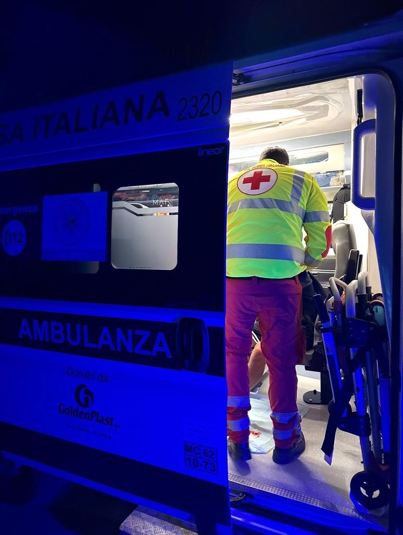 Minaccia gli infermieri con una pistola