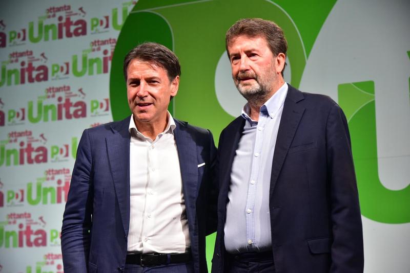 Applausi e cori per Giuseppe Conte: giro delle cucine e bagno di folla, il leader M5s ‘si prende’ la festa Pd