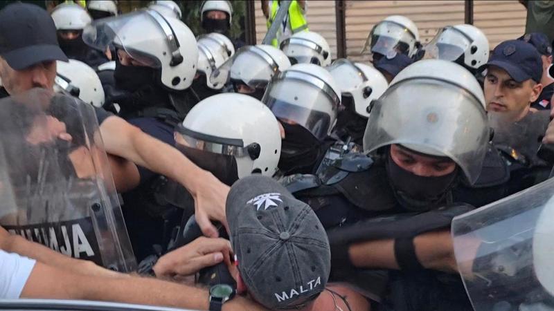 UŽIVO Paralelni skupovi za i protiv blokada širom Srbije: Policija na Voždovcu potiskivala građane zbog Vučića, incidenti kod FON-a, u Kraljevu i Novom Sadu (FOTO; VIDEO)