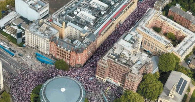 Quelle strade di Londra piene per Charlie e per la libertà