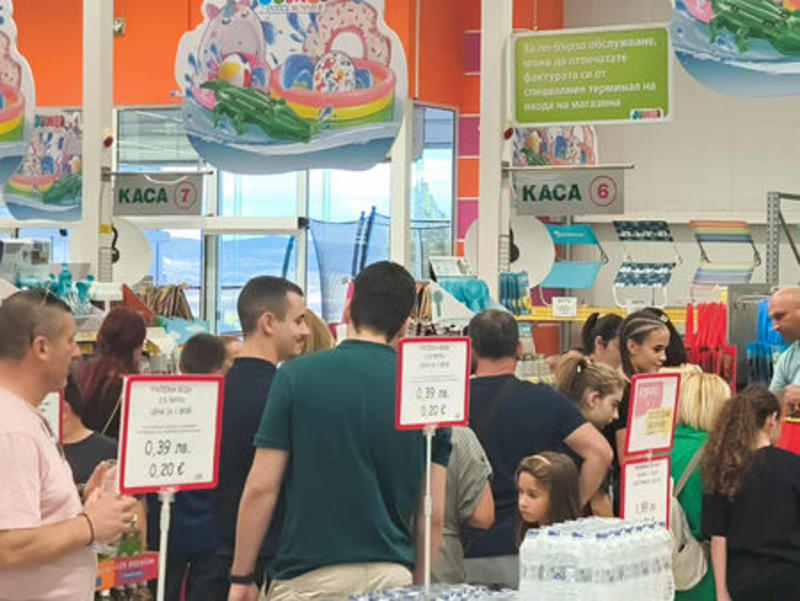 Трескава подготовка за първия учебен ден - в магазините не може да падне карфица