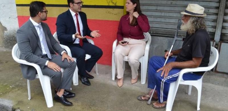 Juiz faz audiência na calçada para conceder benefício a morador de rua