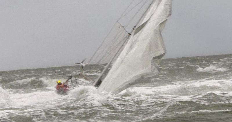 WATCH: Dramatic moment rescuers save crew from sinking yacht