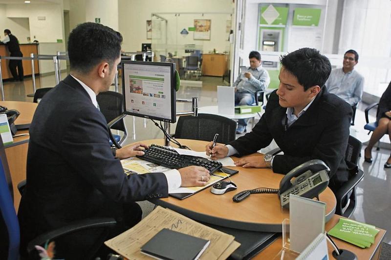 Ahorrar o invertir con tasas de interés descendiendo