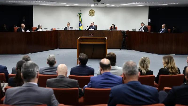 STF mostrou que a democracia brasileira tem dentes, diz Celso Rocha de Barros