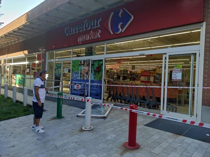 Spaccata con furgone-ariete al Carrefour di Lodi: i ladri fuggono a mani vuote, ma i danni sono ingenti /