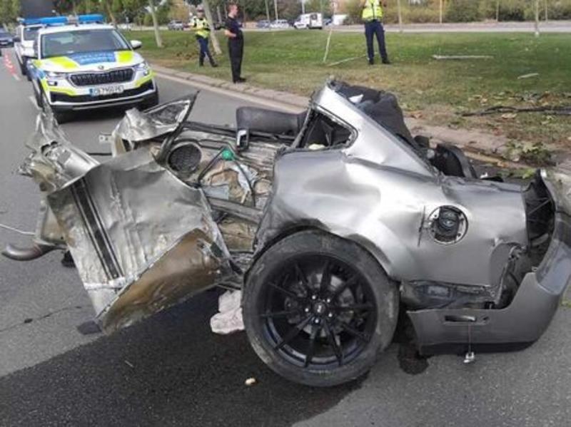Брутална катастрофа, автомобил се разцепи с над 218 км/ч, шофьорът почина на място (ВИДЕО)