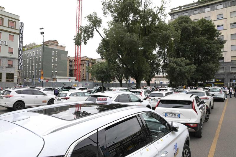 Nuova protesta dei taxi a Milano: servizio bloccato in stazione Centrale: “Da Uber concorrenza sleale”