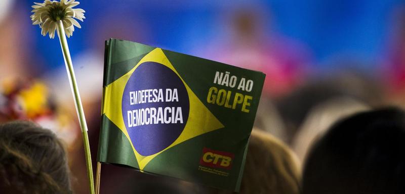 Democracia se constrói com justiça social e mobilização coletiva