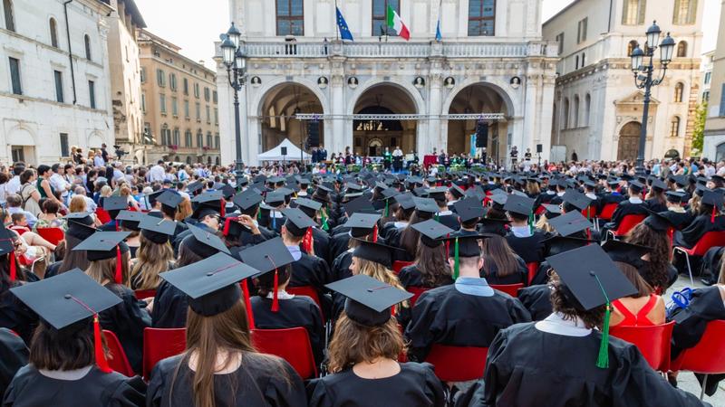 Pochi laureati e poca formazione. Torniamo al merito, o per l’Italia il futuro sarà grigio