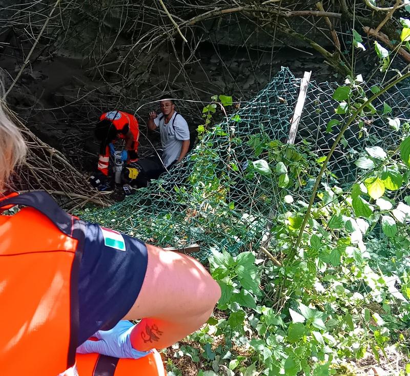 In moto contro il muro, vola nel vuoto. Salto di 15 metri per un 23enne