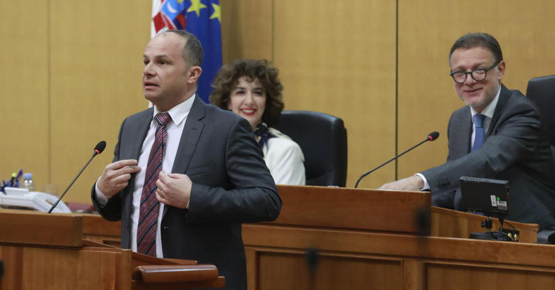 Prst u anusu ima dvostruku konotaciju. Upravo kao i ustaški poklič ZDS. Pitajte samo Jandrokovića i Hajdaš Dončića...