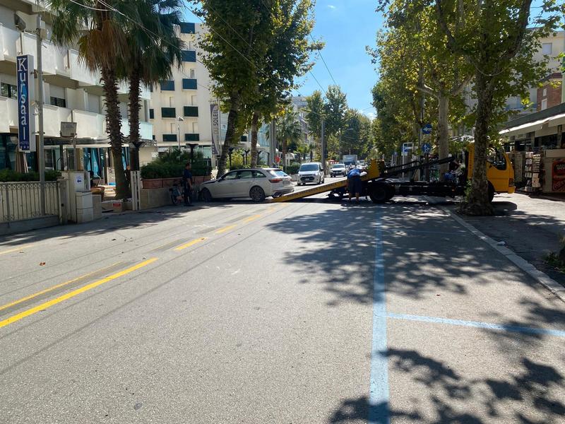 Grave incidente sui viali delle Regine: morto un 64enne