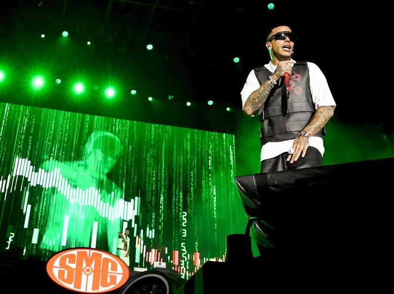 Strappa e sfila 19 collane agli spettatori del concerto di Sfera Ebbasta: 20enne denunciato