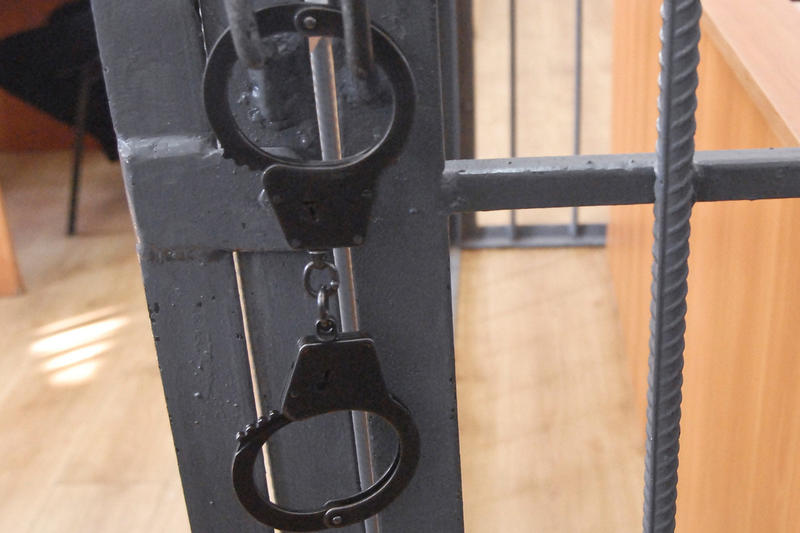 Мужчину посадили на 12 лет за приставания к дочери, основываясь на показаниях тещи