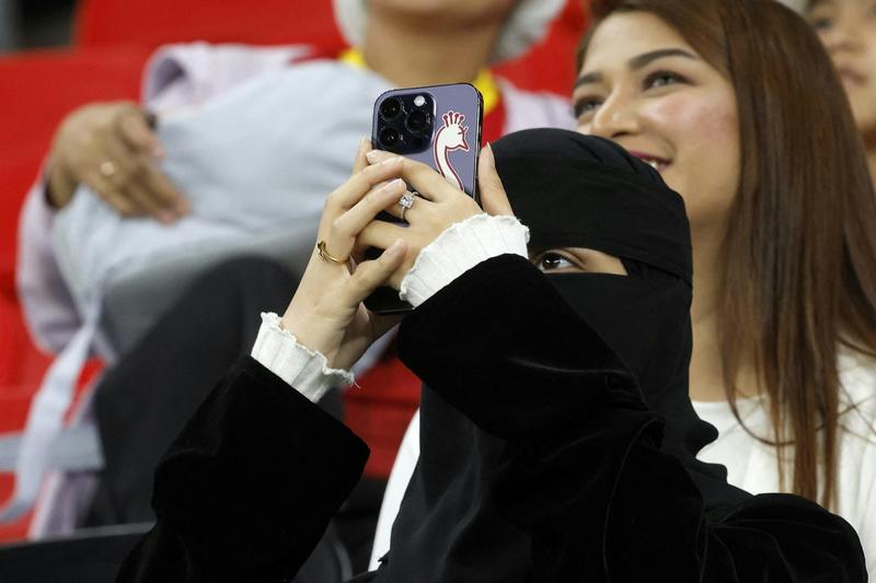 Arabie saoudite : le smartphone, objet d’émancipation mais aussi de surveillance des femmes