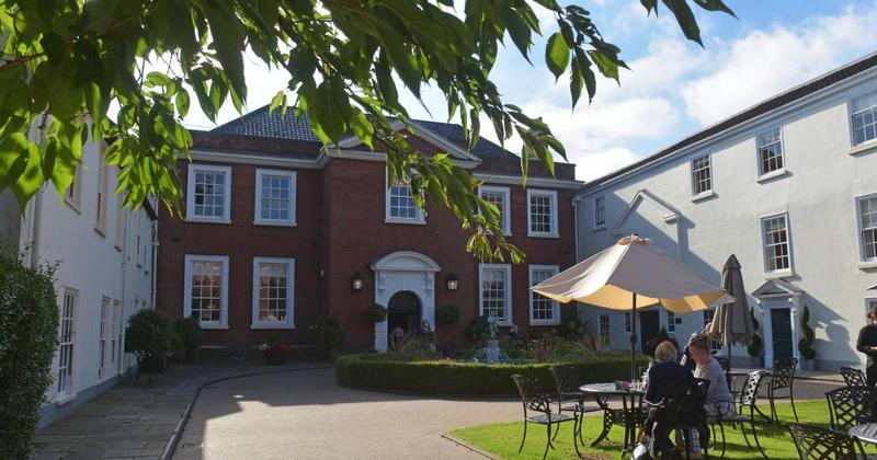 Award-winning city venue announces rare dinner opening for musical stint