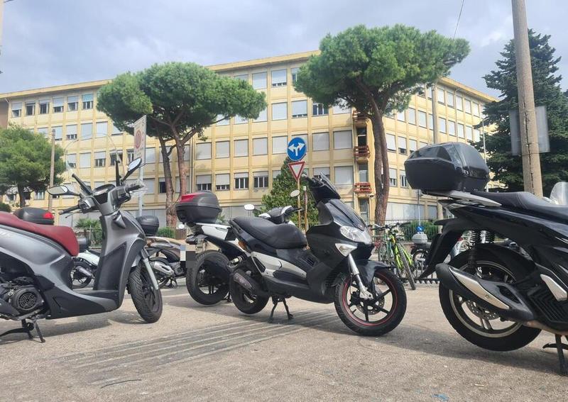 Livorno, in via Galilei torna il caos parcheggio: multe agli scooter e sette rimozioni