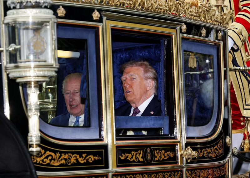 Trump a Windsor sulla carrozza reale con Carlo: cerimonia “senza precedenti”. Poi la visita alla tomba di Elisabetta, stasera il banchetto
