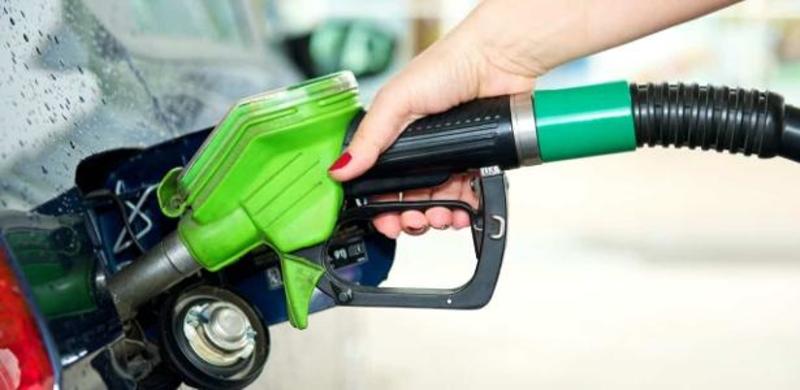 Por que gasolina vai ficar mais cara mesmo com a queda no preço do petróleo