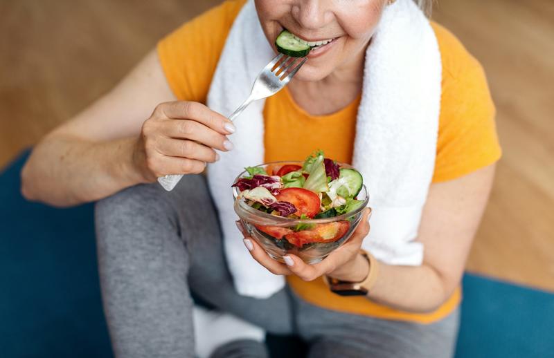 Que manger après 50 ans pour prévenir les blessures musculaires ?