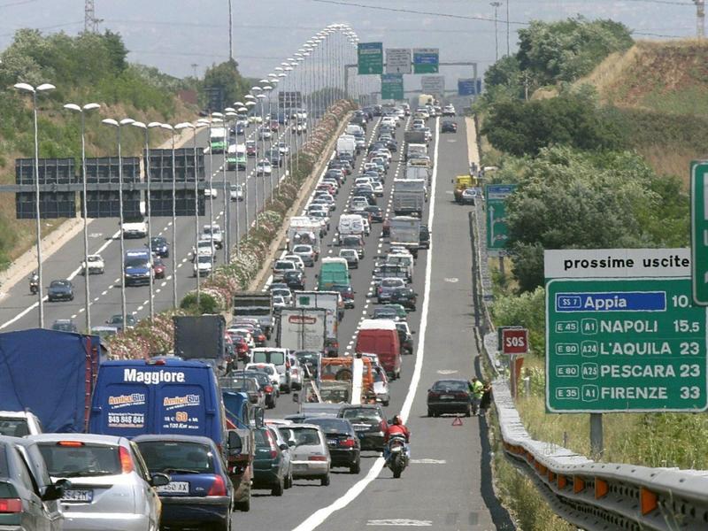 Smog da auto, Legambiente: «Roma strangolata dal biossido di azoto. Terza città europea per No2»