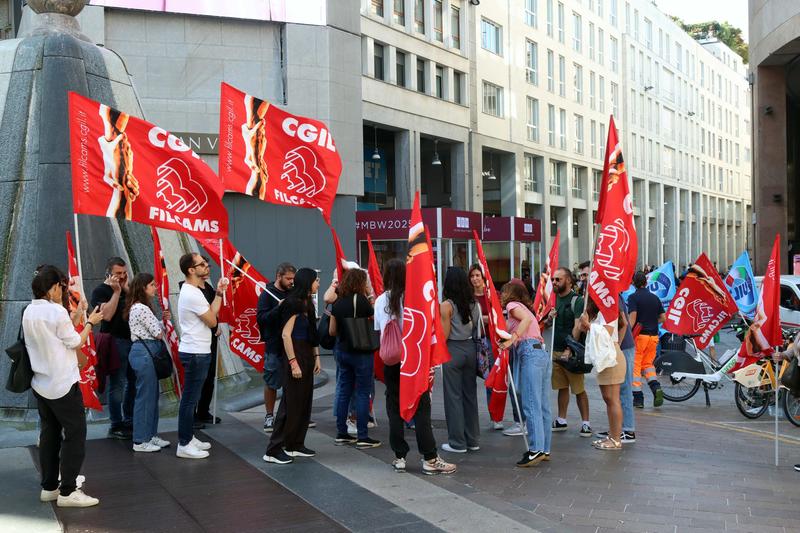 Le vite in bilico dei dipendenti Yoox, che vuole licenziarne 46 solo a Milano: “Rimarremo senza futuro”