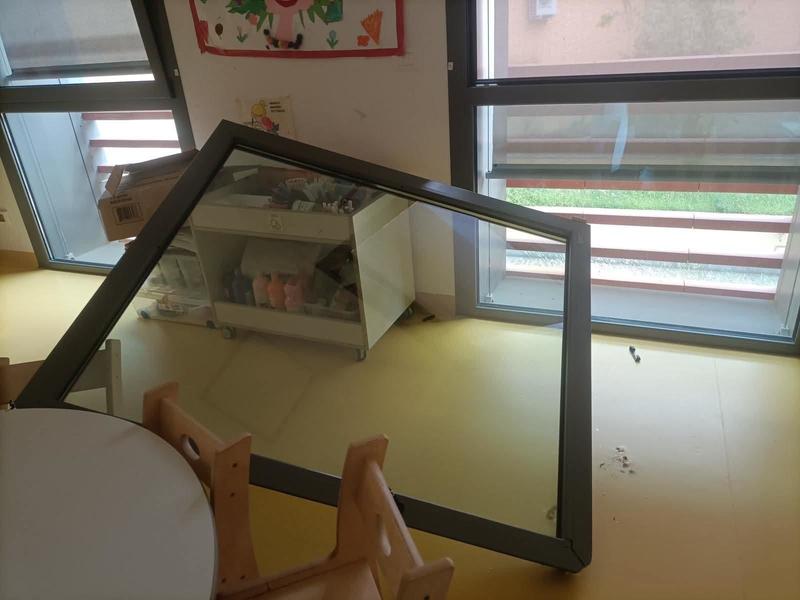 Paura alla materna, finestra si stacca e cade: colpita una insegnante
