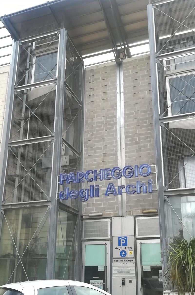 Il rebus sosta per il centro. Park San Martino, tutto fermo. Agli Archi il sistema Sky Data