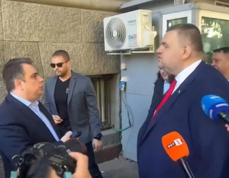 Остър конфликт между Делян Пеевски и Асен Василев пред входа на парламента
