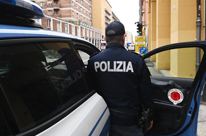 Piomba con l’auto nella festa: guidatore bloccato dai poliziotti