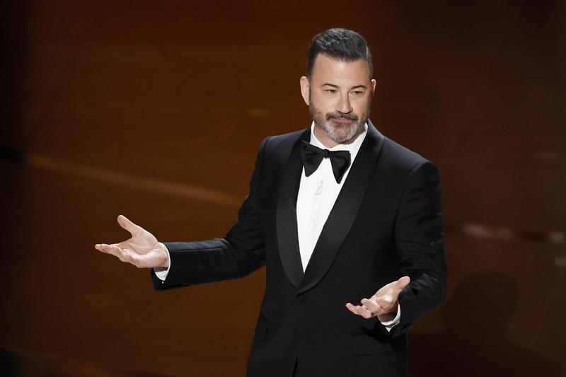 Jimmy Kimmel, chi è il conduttore sospeso per le parole su Kirk /