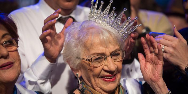 Sie trug ein strassbesetztes Krönchen
