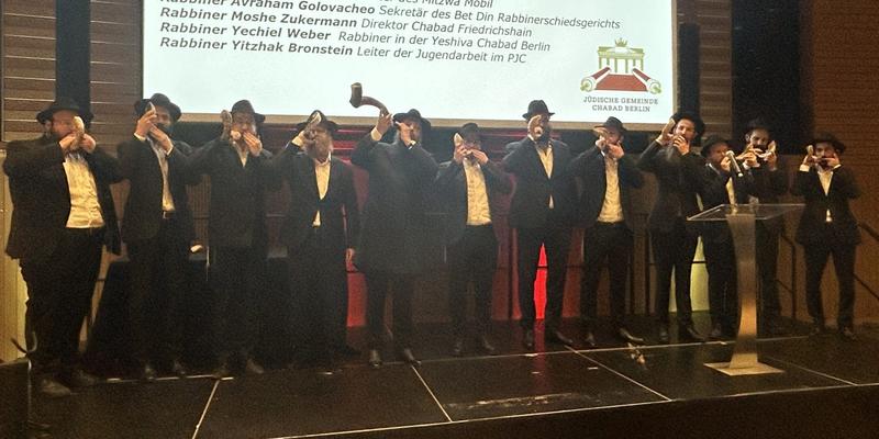 Zwölf Rabbiner blasen das Schofar