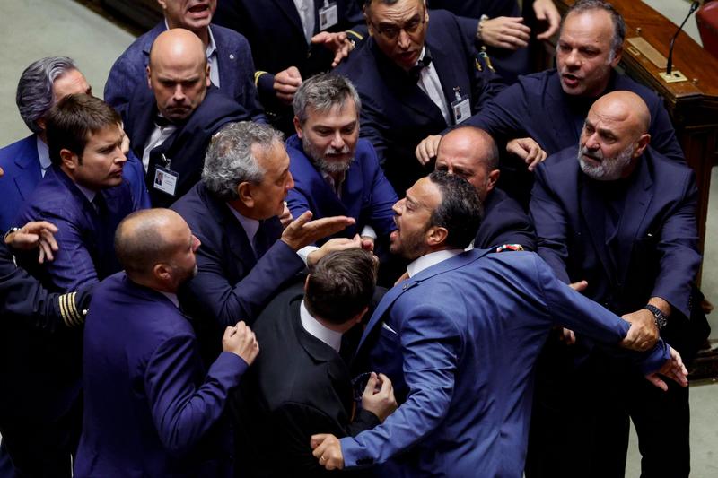 Riforma giustizia: ok della Camera alla separazione delle carriere. Poi scoppia la bagarre per l'esultanza del governo. Tajani: “Vittoria storica, ma non ho applaudito”