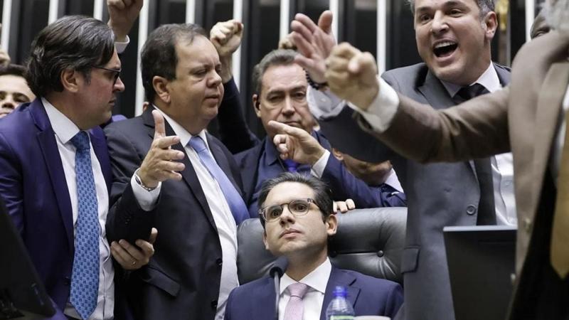 Duas Castas no Brasil: Políticos Blindados, Povo Exposto, por Washington Araújo