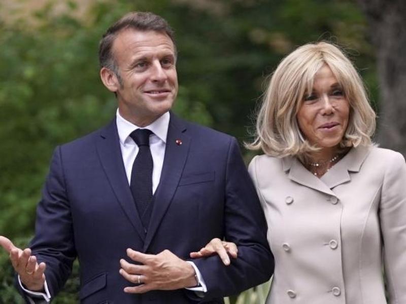 Brigitte Macron porterà al tribunale le prove per dimostrare che è donna. L'avvocato della coppia: «Profondamente turbata»