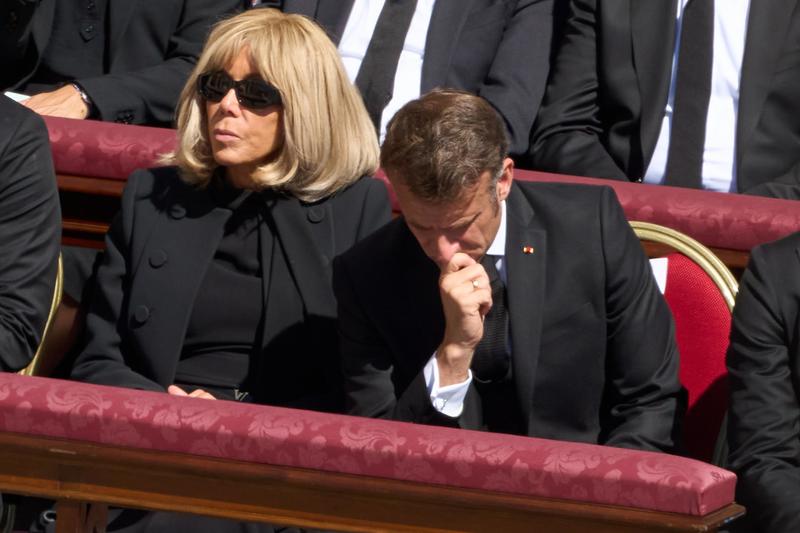 Brigitte Macron, l’avvocato: “Fornirà prove scientifiche e fotografiche che è nata donna”