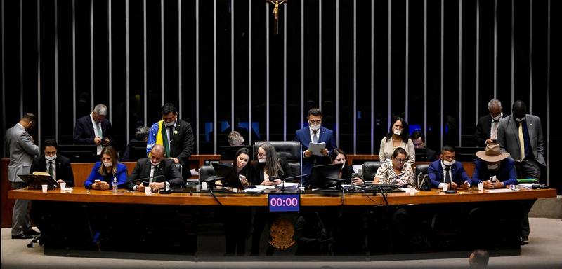 PEC da Bandidagem e urgência na anistia ferem a Democracia. É hora de promover campanhas de conscientização para o voto