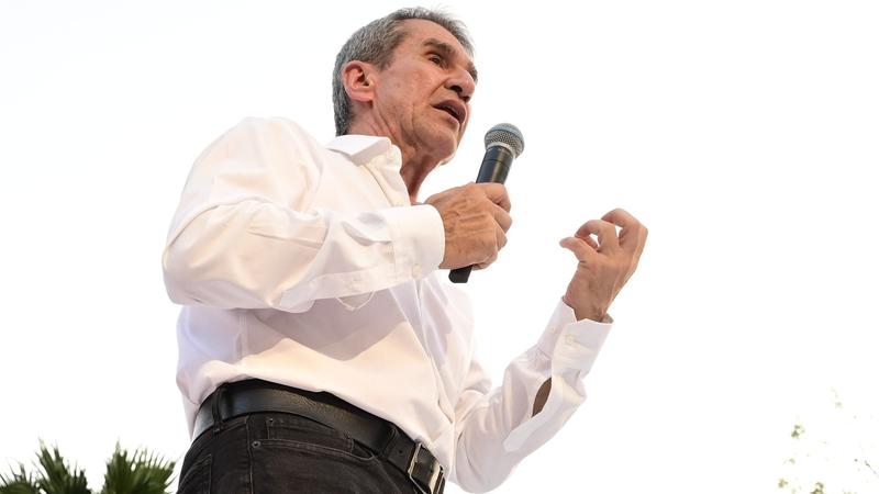 Ένας ντράμερ στο κόμμα των καρτέλ