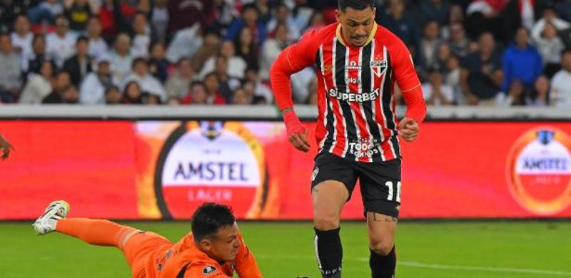 São Paulo perde inúmeras chances e acaba punido em Quito
