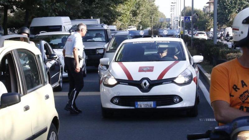 Livorno, tenta di investire un vigile urbano: caccia a una Mercedes Classe A