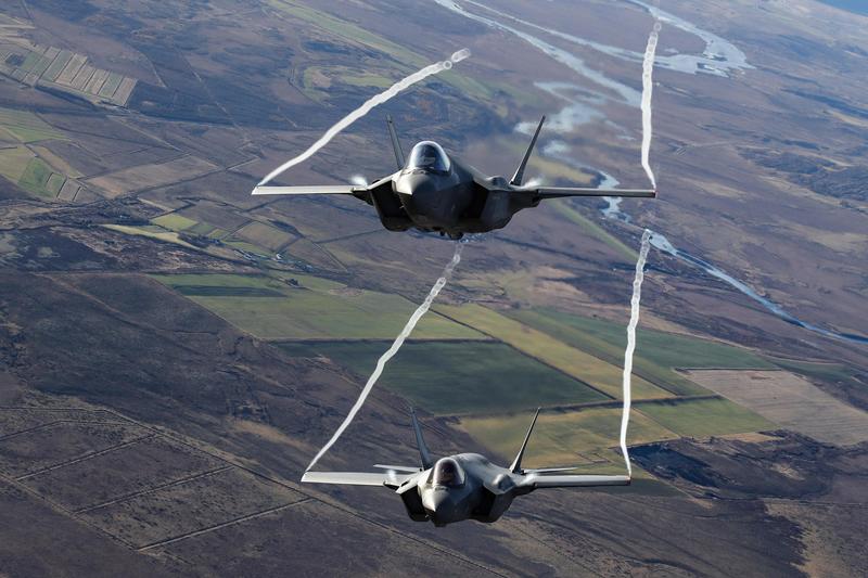 Jet italiani fermano i Mig russi. Putin sfida la Nato: il volo sull’Estonia. Altri aerei a bassa quota nel Baltico