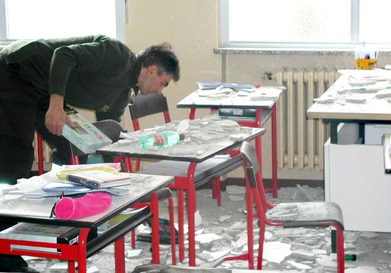 Scuole in Lombardia, 9 crolli in un anno: metà sono senza agibilità o prevenzione incendi