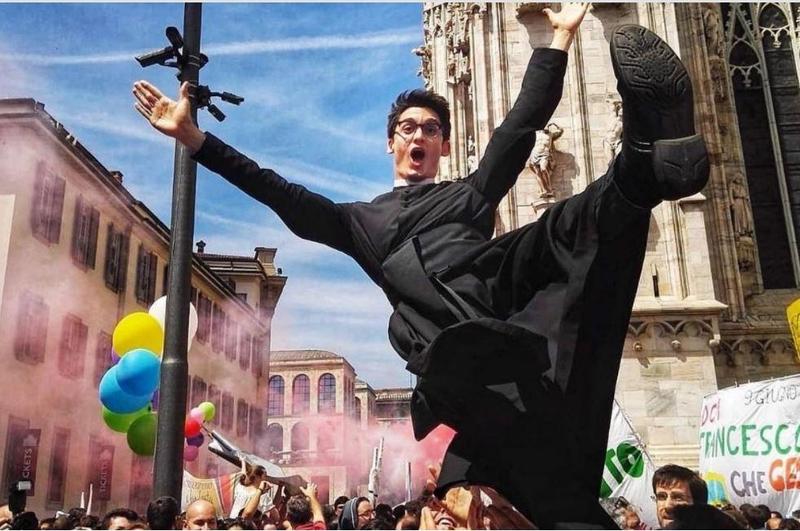 Il prete-influencer e lo spot che ha fatto infuriare Curia e fan: “Caro don Rava, stai oltrepassando i limiti”