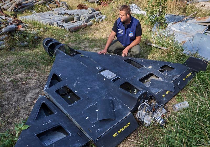 Mosca lancia 40 missili e quasi 600 droni. L’attacco vicino al confine polacco: si alzano i caccia Nato. Kiev: colpite 2 raffinerie russe