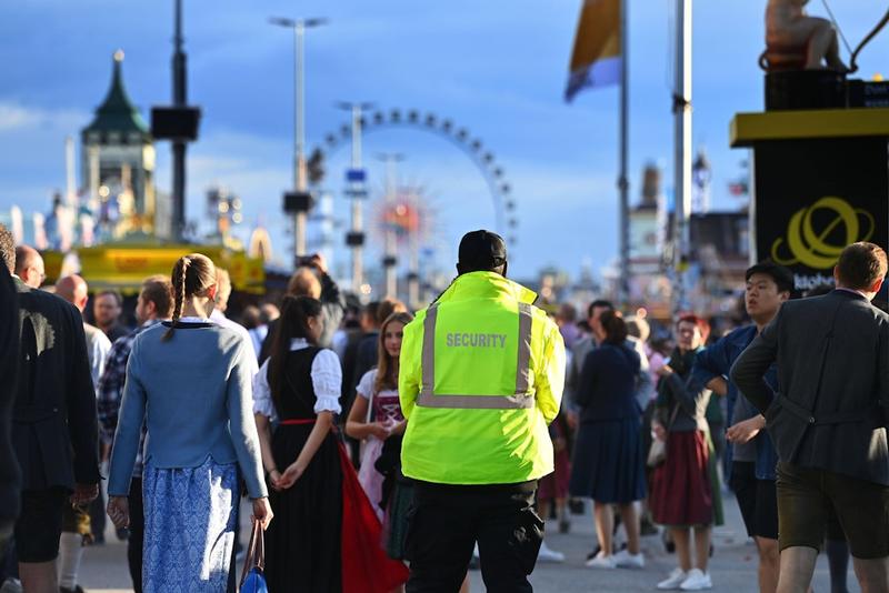 Kellnerin auf dem Oktoberfest: „Wenn es eskaliert, rufe ich immer die Security“