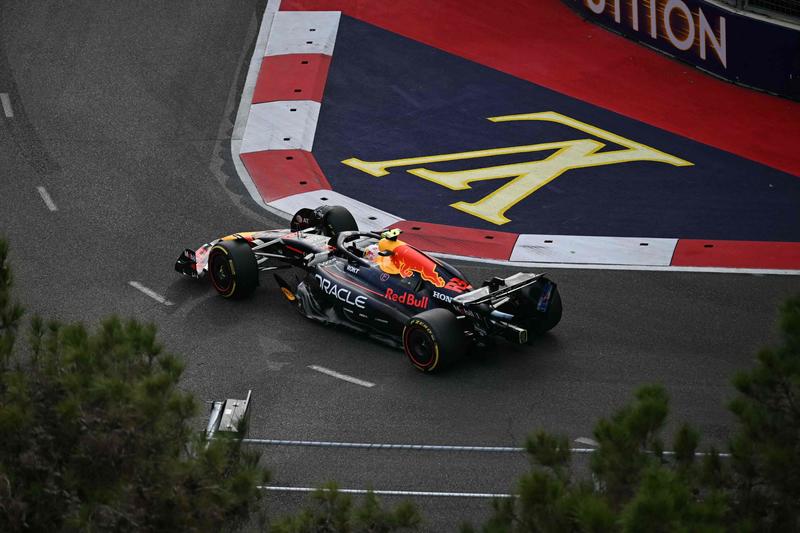 Pole di Verstappen a Baku davanti a Sainz. Sessione folle, disastro Ferrari