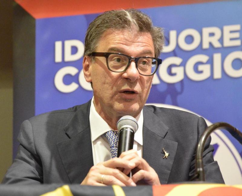 “Il tesoretto da spendere non c’è”. Giorgetti frena anche sul taglio dell’Irpef: ma senza spread a 250 abbiamo più margini